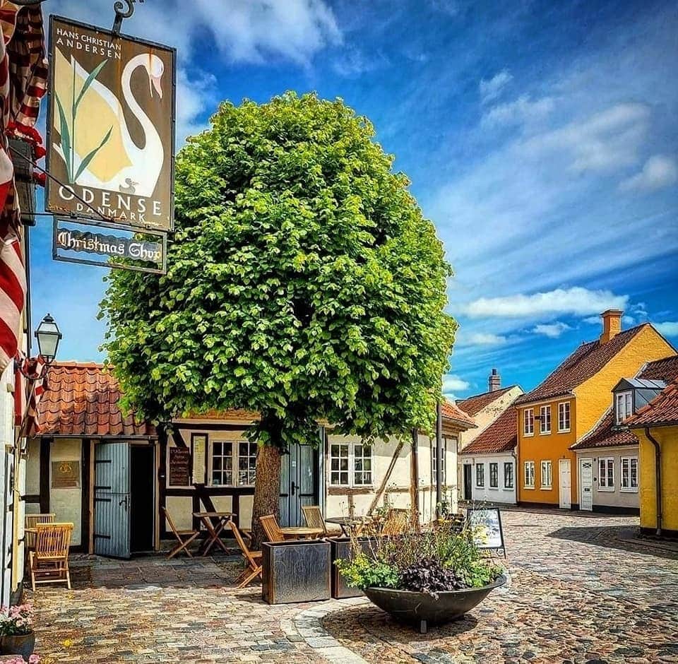 Marry Abroad Simply Odense Denmark | Image @benjamin.koenig